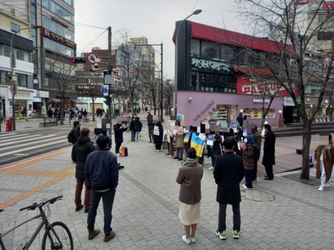 지난 10일 오후 2시 무렵 재한 중국인, 이란인, 러시아인들이 서울 서대문구 신촌 공터에서 반정부 연대 시위를 하고 있다./사진=김성진 기자