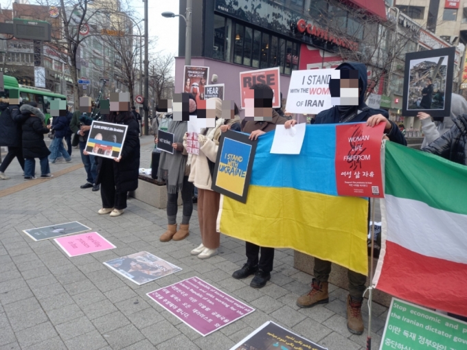  10  þε  빮 ̿    ϰ ִ. ̵ &quot;ũ̳ ԲѴ(I stand with Ukraine)&quot; &quot;Ǫƾ ƴ޶(Stop Putin)&quot;̶ ƴ./=輺 .