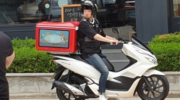 뉴코애드윈드의 디지털 광고 배달통 '디디박스'가 장착된 오토바이 /사진=뉴코애드윈드