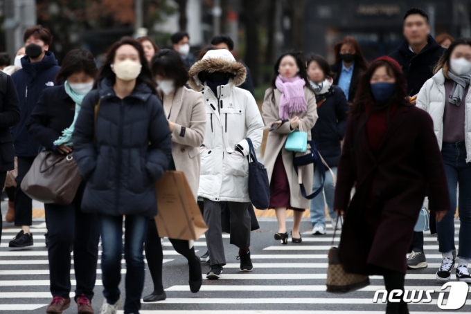 저출산·고령화 등 노동 인구 감소 문제에 직면한 한국이 오는 2050년엔 세계 경제 순위 15위권 밖으로 밀려날 것이라는 전망이 나왔다. 사진은 서울 광화문의 한 횡단보도를 건너는 시민들. 2022.11.29/뉴스1  Copyright (C) 뉴스1. All rights reserved. 무단 전재 및 재배포 금지.