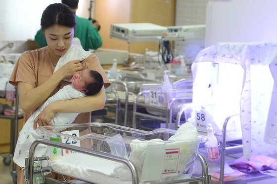  저출산과 고령화 문제가 심각한 한국의 경제 규모가 정체돼 앞으로 30년 뒤에는 인도네시아, 나이지리아 등 개도국에도 뒤처질 것이라는 전망이 나왔다. 사진은 서울 중구의 한 병원 신생아실에서 간호사들이 신생아를 돌보고 있다. 2017.7.11/뉴스1    