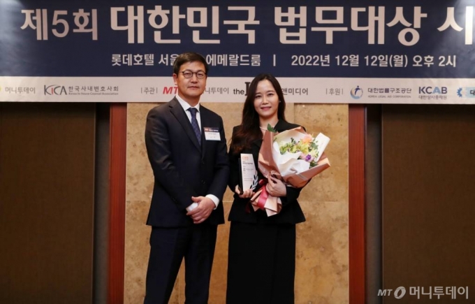 법무법인 화우 김명안 변호사가 12일 서울 중구 롯데호텔에서 머니투데이와 한국사내변호사회 공동 주최로 열린 '제5회 대한민국 법무대상' 시상식에서 중재대상을 수상한 뒤 송기용 머니투데이 편집국장과 기념촬영을 하고 있다. /사진=김휘선 기자 hwijpg@