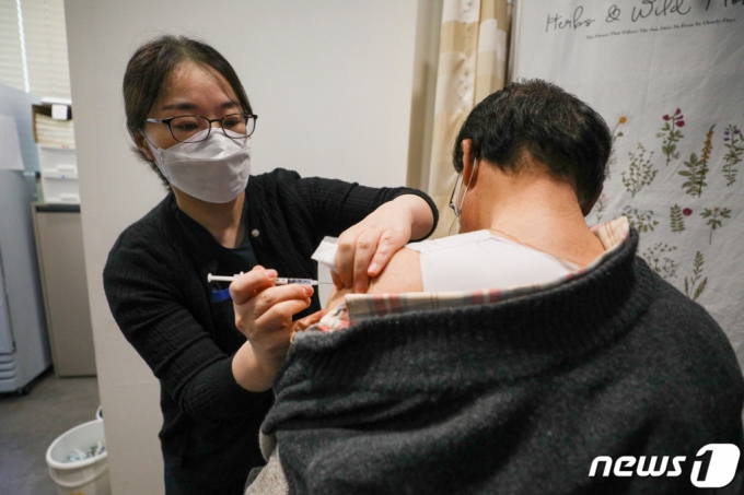 (서울=뉴스1) 안은나 기자 = 12일 서울 용산구 김내과의원에서 의료진이 동절기 신종 코로나바이러스 감염증(코로나19) 2가백신을 접종하고 있다. 이날부터 기존 만 18세 이상 성인 뿐만 아니라 12세~17세 청소년도 2가 예방백신을 맞을 수 있다. 2022.12.12/뉴스1 Copyright (C) 뉴스1. All rights reserved. 무단 전재 및 재배포 금지.