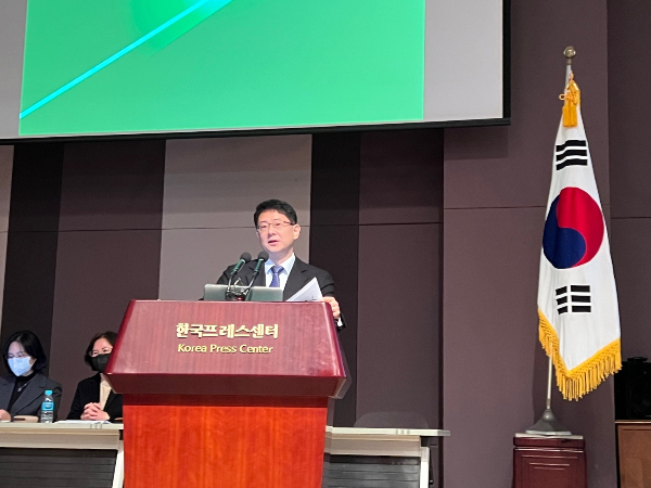 김재경 신라젠 대표이사가 13일 서울 중구 프레스센터에서 열린 간담회에서 파이프라인 개발 현황 및 계획을 발표하고 있다. /사진=신라젠