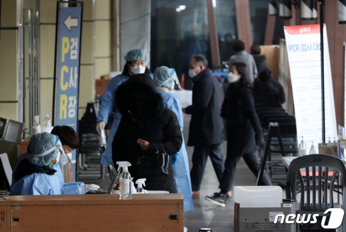 (서울=뉴스1) 박세연 기자 = 13일 오전 서울 송파구보건소에 마련된 신종 코로나바이러스 감염증(코로나19) 선별진료소를 찾은 시민들이 검사를 받기위해 대기하고 있다. 중앙방역대책본부는 이날 0시 기준 코로나19 신규 확진자가 8만6852명 늘었다고 밝혔다. 2022.12.13/뉴스1 Copyright (C) 뉴스1. All rights reserved. 무단 전재 및 재배포 금지.
