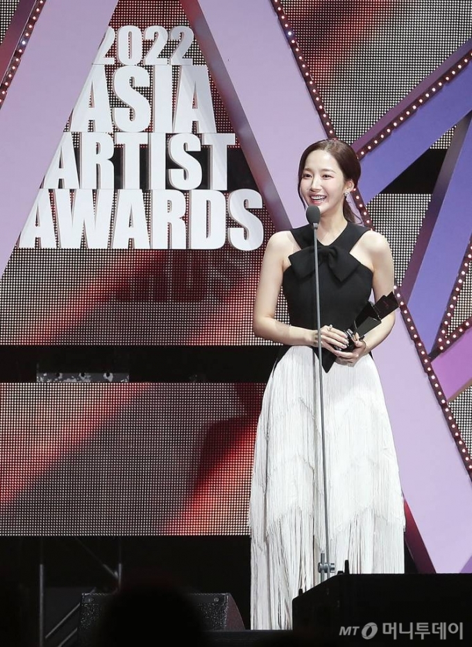 배우 박민영이 13일 오후 일본 나고야 니혼가이시홀에서 열린 스타뉴스-미디어보이 주최 '2022 Asia Artist Awards IN JAPAN'(2022 아시아 아티스트 어워즈, 이하 2022 AAA)에서 핫트렌드를 수상한 뒤 소감을 말하고 있다.  스타뉴스와 미디어보이가 주최하고 Asia Artist Awards 조직위원회와 더스타파트너, 컬쳐 엔터테인먼트가 공동 주관하는 글로벌 NO.1 시상식 '2022 AAA'에는 올 한 해 동안 국내외에서 많은 사랑을 받은 가수, 배우들이 참석해 눈을 뗄 수 없는 화려한 글로벌 축제의 장을 펼친다. 2022.12.13 /사진=김창현 기자 chmt@