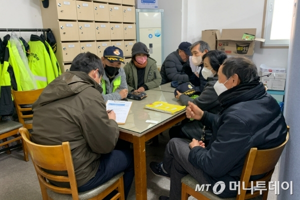 9일 오후 1시쯤 서울 송파구 풍납파출소 내부. 아동안전지킴이들이 출근 전 간단한) 회의를 진행하고 있다.  /사진=김도엽 기자