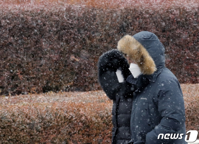 서울, 경기 등 수도권 전역과 중부 지방 곳곳에 대설주의보가 내려진 15일 서울 서초구 법원 삼거리에서 시민들이 내리는 눈을 피하기 위해 걸음을 재촉하고 있다. /사진=뉴스1