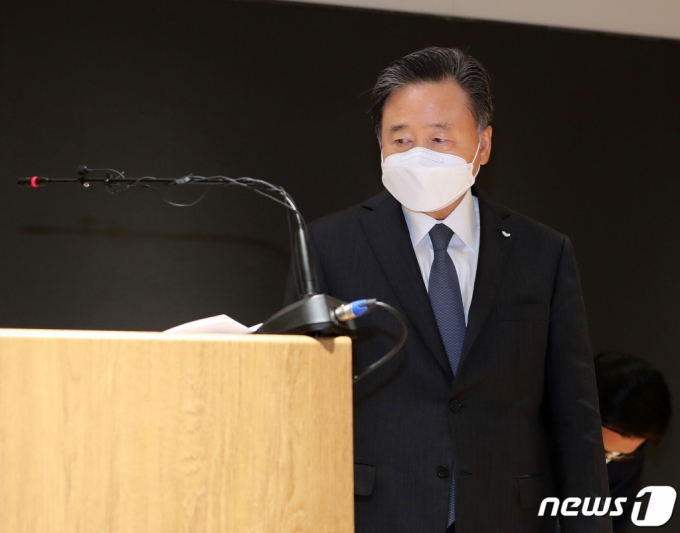 (서울=뉴스1) 김진환 기자 = 허영인 SPC그룹 회장이 21일 오전 서울 서초구 SPC그룹 양재사옥에서 열린 계열사 SPL에서 발생한 사고 관련 대국민 사과 및 재발방지 대책 기자회견에 참석하고 있다. SPC 프랜차이즈 매장에 빵 반죽과 재료 등을 납품하는 SPL은 SPC 그룹의 계열사로 앞서 지난 15일 경기도 평택시 SPL 제빵공장에서 20대 여성 근로자가 빵 소스 배합 작업 중 사고를 당해 숨졌다. 2022.10.21/뉴스1 Copyright (C) 뉴스1. All rights reserved. 무단 전재 및 재배포 금지.