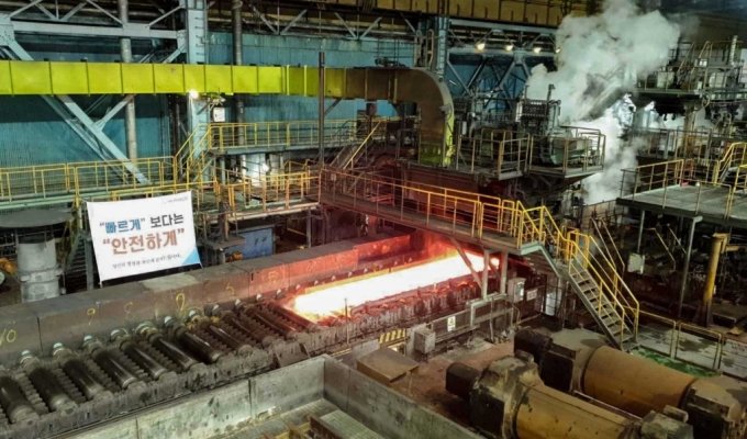 지난 15일 재가동한 포스코 포항제철소 2열연공장에서 철강재가 생산되고 있다./사진=포스코