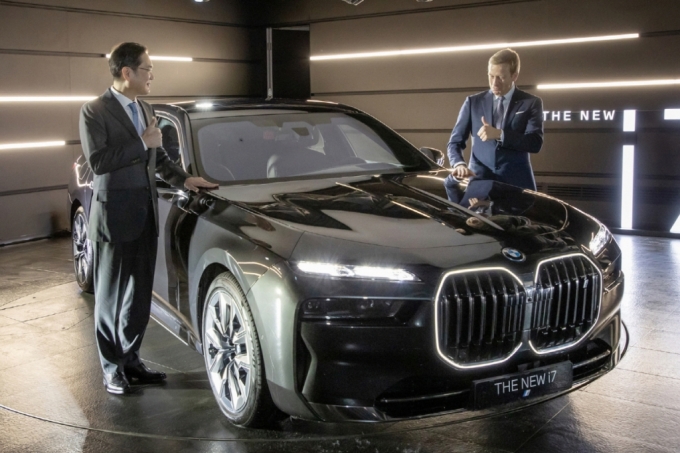  Ｚ ȸ 17 õ  ġ BMW ̺ Ϳ ø (Oliver Zipse) BMW ȸ  濵  ＺSDI ÷ &#039;P5&#039; ͸   BMW ֽ  &#039; i7&#039;  ô/=Ｚ