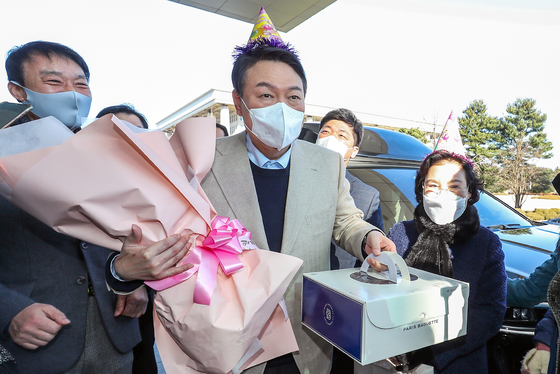 尹대통령 '조용한 생일'…참모들 '보드판'·지지자 화환 선물 - 머니투데이 尹대통령 '조용한 생일'…참모들 '보드판'·지지자 화환 선물 - 머니투데이
