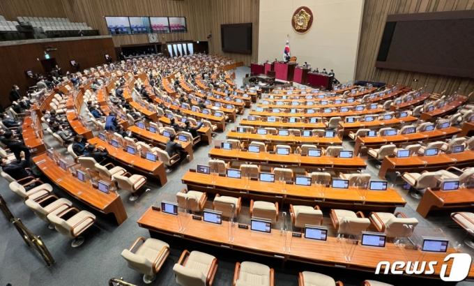 (서울=뉴스1) 허경 기자 = 11일 서울 여의도 국회에서 열린 본회의에서 이상민 행정안전부 장관 해임건의안이 국민의힘 의원들 불참 속 가결되고 있다. 2022.12.11/뉴스1  Copyright (C) 뉴스1. All rights reserved. 무단 전재 및 재배포 금지.