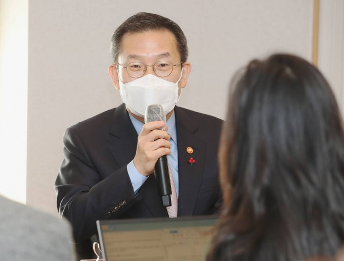 [서울=뉴시스] 이종호 과학기술정보통신부 장관이 19일 세종시 과기정통부 인근 식당에서 열린 &#039;2022년 과학기술정보통신부 송년 기자간담회&#039;에 참석해 인사말을 하고 있다. (사진=과학기술정보통신부 제공) 2022.12.19. *재판매 및 DB 금지