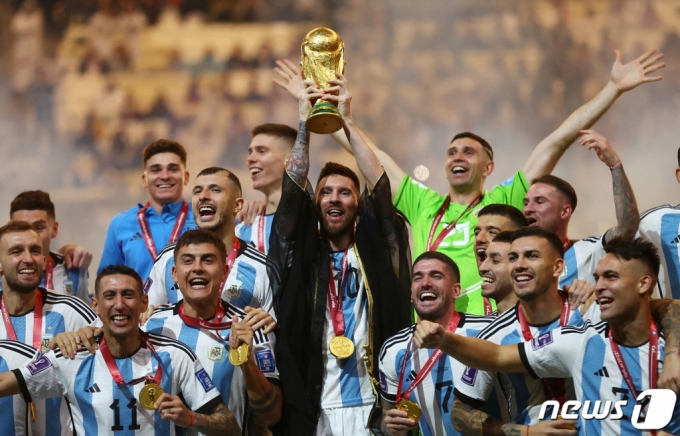 (도하 로이터=뉴스1) 이유진 기자 = 18일(현지시간) 2022 카타르 월드컵 결승전에서 아르헨티나가 프랑스와 3-3 무승부로 접전을 펼치다 승부차기에서 4-2로 승리, 최종 우승컵의 주인공이 됐다. 아르헨티나 대표팀을 승리로 이끈 '축구의 신' 주장 리오넬 메시(파리 생제르맹)가 가운데에서 대표팀 동료 선수들과 함께 우승 트로피를 번쩍 들어올리며 기쁨을 표하고 있다.   ⓒ 로이터=뉴스1  Copyright (C) 뉴스1. All rights reserved. 무단 전재 및 재배포 금지.