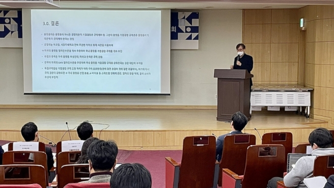 주진열 부산대 법학전문대학원 교수는 19일 국회 의원연구단체 유니콘팜과 스타트업얼라이언스가 공동 개최한 토론회에서 발표를 하고 있다. /사진=스타트업얼라이언스 제공