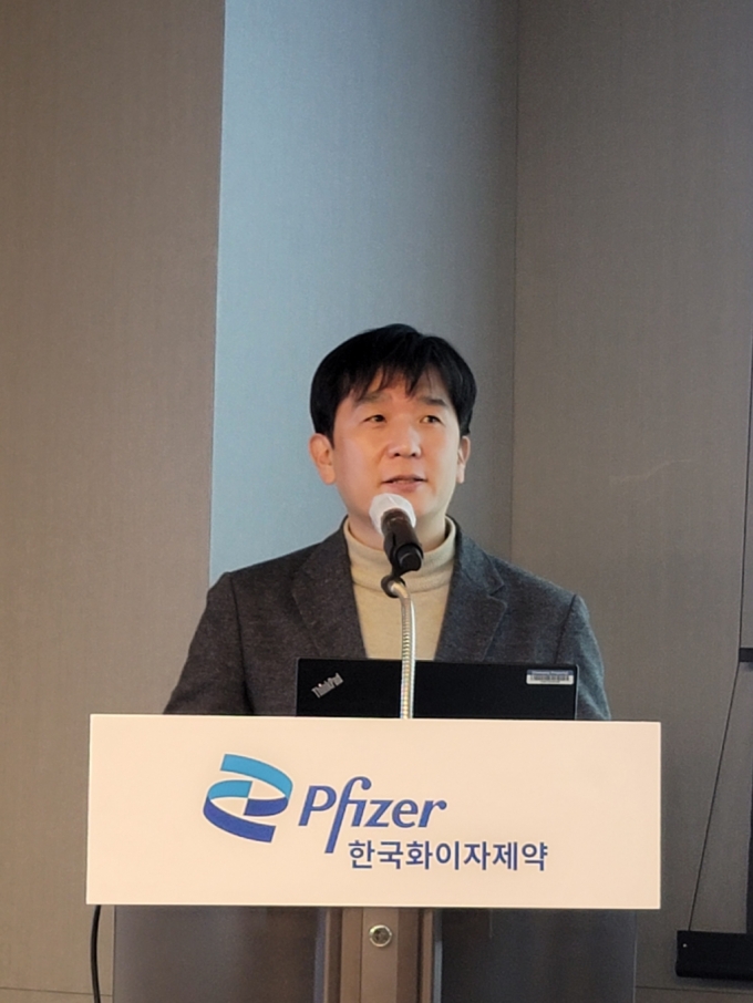 오동욱 한국화이자 대표이사가 19일 서울 중구 스테이트타워남산에서 열린 '화이자 오픈하우스: Pfizer Night'에서 한국화이자의 내년도 비전과 전망을 소개하고 있다./사진=이창섭 기자