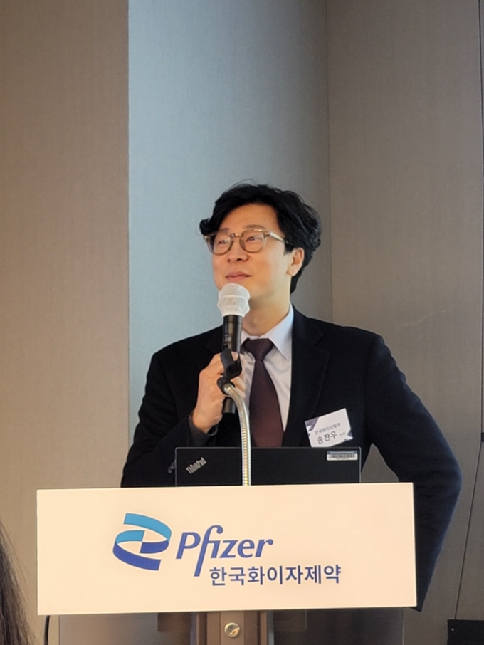 송찬우 한국화이자 부사장이 19일 서울 중구 스테이트타워남산에서 열린 '화이자 오픈하우스: Pfizer Night'에서 한국화이자 '코비드 사업부'의 향후 사업 계획을 발표하고 있다./사진=이창섭 기자