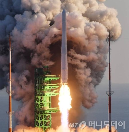 한국형 발사체 누리호(KSLV-ll)가 21일 고흥군 나로우주센터 제2발사대에서 화염을 내뿜으며 힘차게 날아오르고 있다. / 사진=사진공동취재단