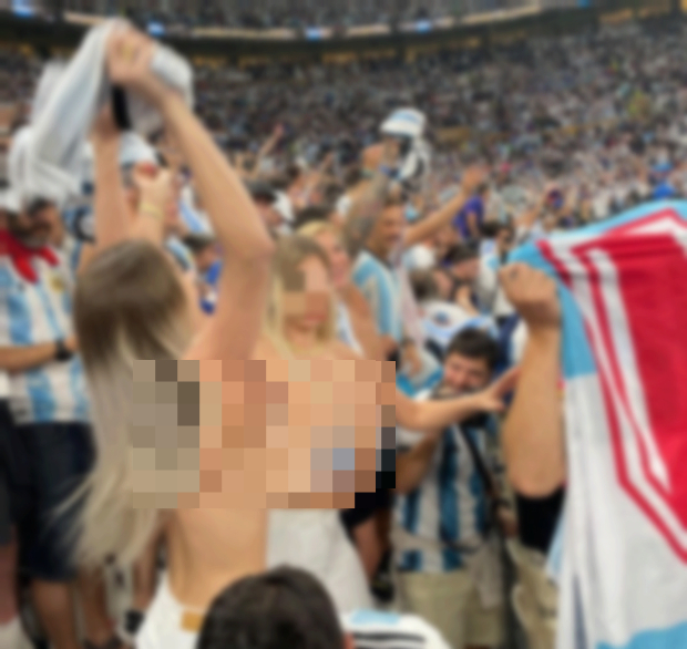 월드컵에서 우승 기쁨을 참지 못하고 상의를 노출한 아르헨티나 여성 축구팬 2명 /사진=트위터 갈무리