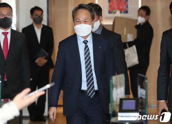 (서울=뉴스1) 김민지 기자 = 신한금융지주 차기 회장으로 내정된 진옥동 신한은행장이 8일 오후 서울 중구 신한금융지주 본사에서 브리핑을 하기 위해 입장하고 있다. 2022.12.8/뉴스1 Copyright (C) 뉴스1. All rights reserved. 무단 전재 및 재배포 금지.