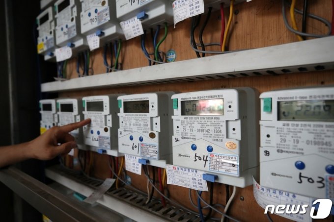 전기요금 인상을 하루 앞둔 9월 30일 서울 중구의 한 다세대 주택에 전기계량기가 설치돼 있다. /사진=뉴스1