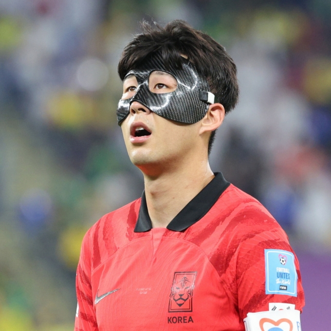 지난 5일(현지시간) 카타르 도하 스타디움974에서 열린 2022 FIFA 카타르 월드컵 대한민국과 브라질의 16강 토너먼트 경기에서 손흥민(토트넘)이 숨을 고르고 있는 모습. /사진=뉴스1