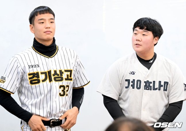 이만수 포수상을 수상한 경기상업고등학교 엄형찬(왼쪽)과 이만수 홈런상을 수상한 경남고등학교 김범석이 인사를 하고 있다.