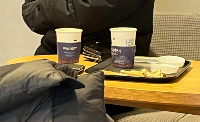 21일 오후 4시 서울 동대문구 한 카페 안에서 손님들이 종이컵을 사용해 음료를 마시고 있다./사진=유예림 기자