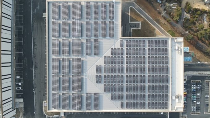 SK네트웍스 이천물류센터 B동 옥상에 설치된 1MW 규모의 태양광 발전설비./사진제공=SK네트웍스