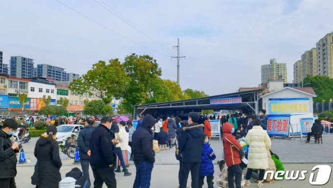 (신양 로이터=뉴스1) 우동명 기자 = 15일 (현지시간) 중국 허난성 신양에 마련된 코로나19 검사소에 주민들이 길게 줄을 서 있다.  ⓒ 로이터=뉴스1  Copyright (C) 뉴스1. All rights reserved. 무단 전재 및 재배포 금지.