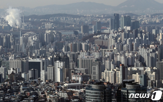 (서울=뉴스1) 송원영 기자 = 올해 아파트 매매시장의 가격변동률과 거래량이 한국부동산원 통계 발표 이후 최저치를 기록할 전망이다.  19일 직방이 부동산원 통계를 분석한 결과에 따르면 주요 지역의 아파트 매매가격이 5.0% 이상 하락하고, 거래량도 2012년(50만4000가구) 이후 최저거래가 예상되고 있다.  사진은 이날 서울 남산에서 바라본 아파트 모습. 2022.12.19/뉴스1  Copyright (C) 뉴스1. All rights reserved. 무단 전재 및 재배포 금지.