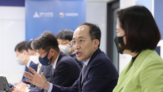 (서울=뉴스1) 신웅수 기자 = 추경호 경제부총리 겸 기획재정부 장관이 지난 10월6일 오전 서울 강남구 메가존클라우드에서 열린 벤처기업 간담회에서 스톡옵션 비과세 혜택 확대 등을 설명하고 있다. 2022.10.6/뉴스1  Copyright (C) 뉴스1. All rights reserved. 무단 전재 및 재배포 금지.