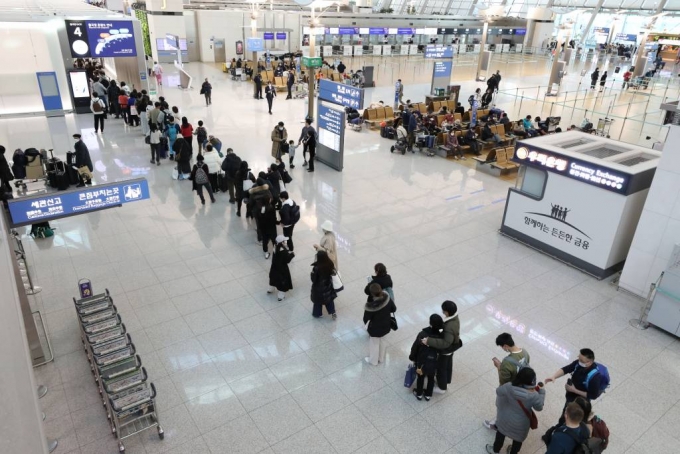 [인천공항=뉴시스] 조성우 기자 = 코로나19 사태 이후 11월 국제선 여객이 국내선 여객보다 많은 것으로 나타난 26일 오후 인천국제공항 제1여객터미널 출국장이 해외여행객들로 붐비고 있다. 2022.12.26.