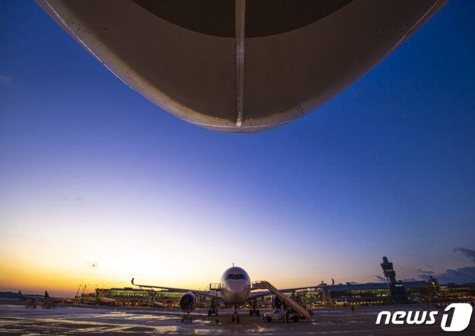 (인천공항=뉴스1) 임세영 기자 = 아시아나항공 관계자가 지난 22일 오전 인천국제공항 활주로에서 운항을 앞둔 비행기에 주유를 하며 마지막 점검을 하고 있다. 다사다난했던 2022년 임인년(壬寅年) 올해도 여전히 신종 코로나바이러스 감염증(코로나19)의 한해였다. 계속되는 코로나 확산세에 세계 각국의 입국 통제와 자가격리 조치로 힘들었던 해외여행 점점 풀려나가고 있는 가운데 다가오는 2023년 계묘년(癸卯年)에는 코로나19가 끝나고 자유롭게 해외를 드나드는 한 해가 되길 소망한다. (엠바고 지면은 28일자 사용. 온라인은 28일 06:00 사용)2022.12.28/뉴스1  Copyright (C) 뉴스1. All rights reserved. 무단 전재 및 재배포 금지.