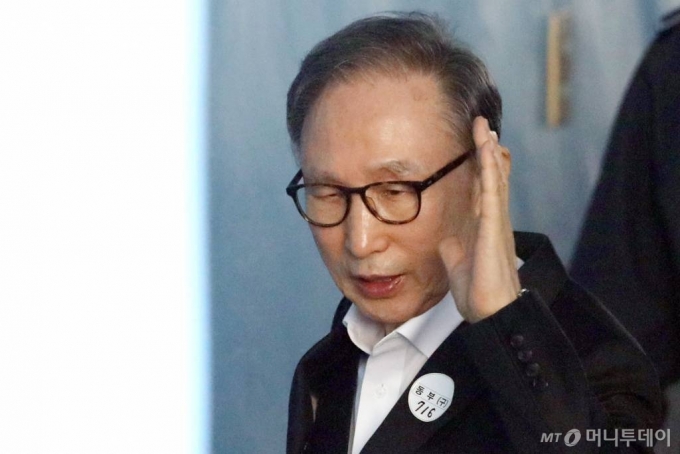 뇌물혐의 등으로 구속 기소된 이명박 전 대통령이 18일 오후 서초구 서울고등법원에서 열리는 항소심 공판에 출석하고 있다. /사진=이기범 기자 leekb@