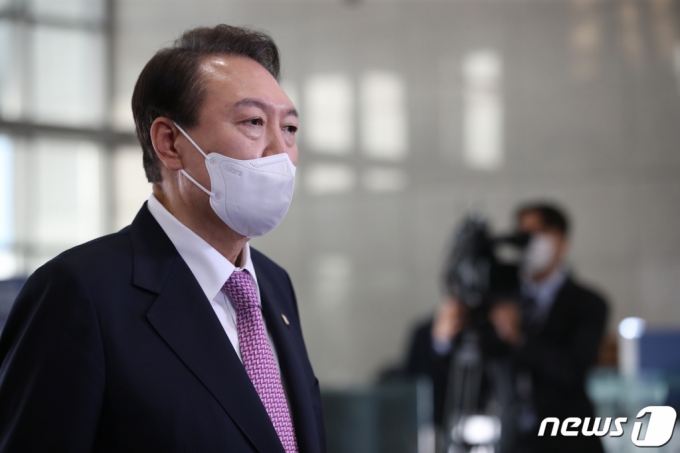(서울=뉴스1) 오대일 기자 = 윤석열 대통령이 10일 오전 용산 대통령실 청사에서 '이태원 참사' 후 첫 출근길 문답(도어스테핑)을 하고 있다. 2022.11.10/뉴스1 Copyright (C) 뉴스1. All rights reserved. 무단 전재 및 재배포 금지.