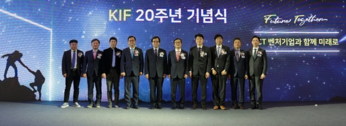 (왼쪽부터) 성균관대학교 김광수 교수, 한국통신사업자연합회 김형곤 사무국장, 화이트큐브 최혁준 대표, 국민대학교 이태희 교수, SK텔레콤 이상헌 부사장, 한국통신사업자연합회 이상학 부회장, KT 윤영균 상무, LG유플러스 김성묵 담당, 한국벤처캐피탈협회 지성배 회장, 법무법인 태평양 류광현 변호사. /사진=KTOA