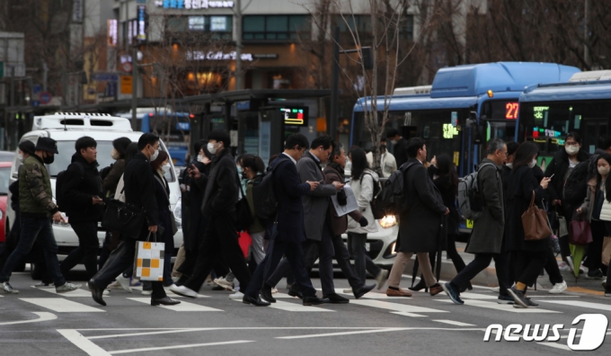 지난달 28일 오전 서울 종로구 광화문 네거리에서 시민들이 출근길 발걸음을 옮기고 있다. /사진=뉴스1