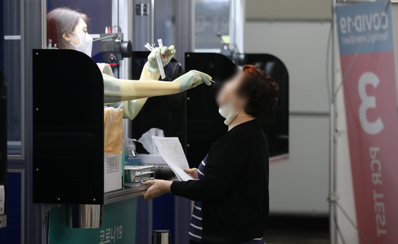 지난 7월 20일 인천공항 제2터미널 동편에 새롭게 마련된 코로나19 검사센터에서 공항 이용객이 코로나19 검사를 받고 있다.  /사진=뉴스1