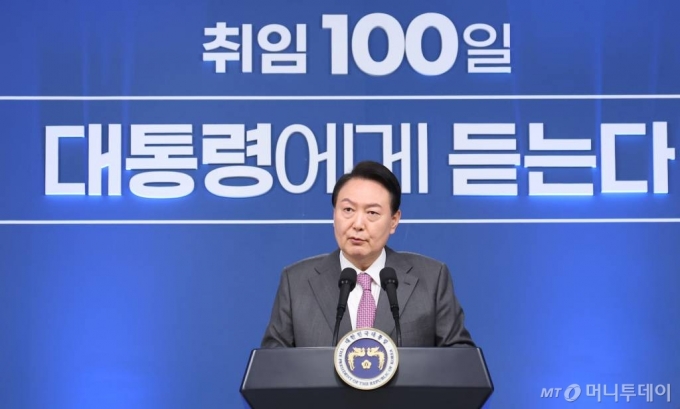 윤석열 대통령이 지난 8월17일 서울 용산 대통령실 브리핑룸에서 열린 취임 100일 기자회견을 하고 있다. /대통령실통신사진기자단