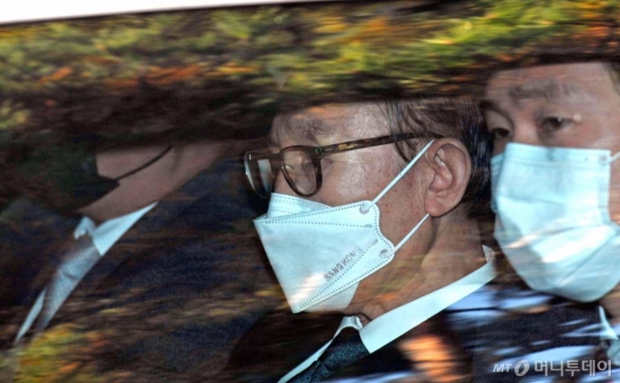 이명박 전 대통령이 2020년 11월2일 징역 17년형을 확정받은 뒤 서울중앙지검에서 동부구치소로 이동하고 있다. /사진=이기범 기자 leekb@