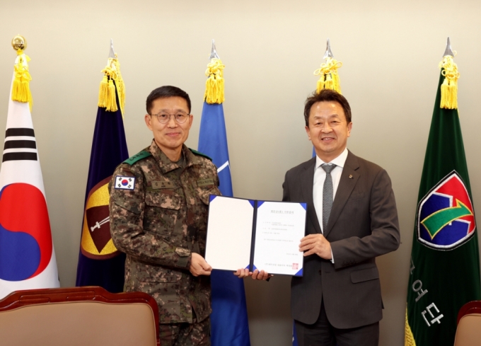 지난 28일 관악구 수도방위사령부에서 김규하 수방사령관 중장(왼쪽)과 대우건설 백정완 사장(오른쪽)이 위문금 전달 후 기념촬영을 했다. /사진제공=대우건설