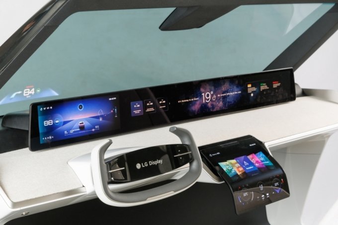 LG디스플레이의 차량용 P-OLED로 구성된 디지털 콕핏의 모습./사진제공=LG디스플레이