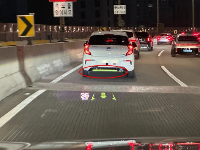 아우디 Q4 e-트론 스포트백의 HUD. 녹색 막대로 차량이 어딜 인식하고 있는지 보여준다/사진=이강준 기자
