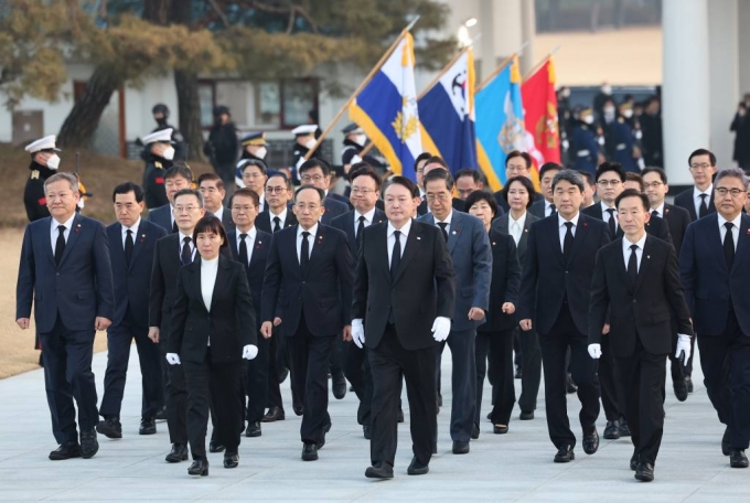 [서울=뉴시스] 전신 기자 = 윤석열 대통령이 계묘년 새해 첫날인 1일 서울 동작구 국립서울현충원을 찾아 참배를 위해 현충탑으로 향하고 있다. (대통령실통신사진기자단) 2022.01.01.