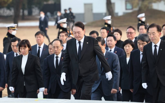 [서울=뉴시스] 전신 기자 = 윤석열 대통령이 계묘년 새해 첫날인 1일 서울 동작구 국립서울현충원을 찾아 참배를 위해 현충탑으로 향하고 있다. (대통령실통신사진기자단) 2022.01.01.