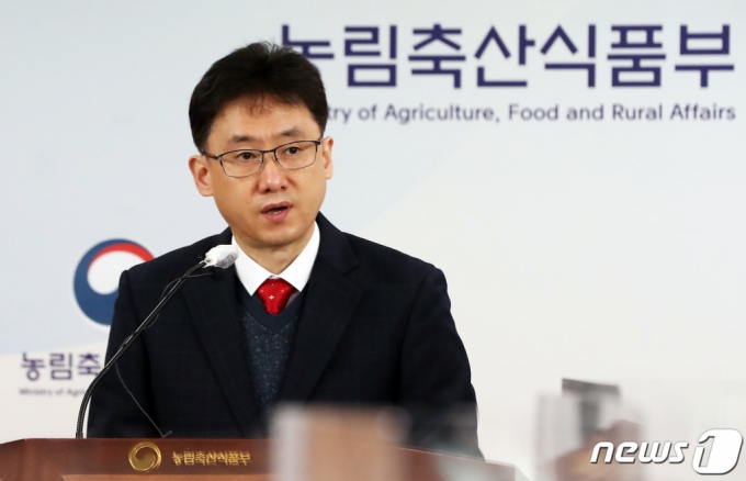 (세종=뉴스1) 김기남 기자 = 양주필 농림축산식품부 식품산업정책관이 지난 13일 세종시 농림축산식품부에서 푸드테크 발전방안 발표하고 있다.   푸드테크는 식품(Food)과 기술(Technology)의 합성어로 식품의 생산, 유통, 소비 전반에 인공지능, 사물인터넷, 바이오기술 등 첨단기술이 결합된 신산업을 의미하며, 농식품부는 2027년까지 푸드테크 유니콘 기업 30개 육성, 푸드테크 수출액 20억 불 달성을 목표로 하는 ‘푸드테크 산업 발전방안’을 수립 하여 추진 한다고 밝혔다. 2022.12.14/뉴스1  Copyright (C) 뉴스1. All rights reserved. 무단 전재 및 재배포 금지.