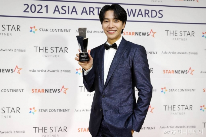 배우 이승기가 2일 오후 서울 강서구 KBS아레나에서 진행된 &#039;2021 Asia Artist Awards(2021 아시아 아티스트 어워즈, 2021 AAA)&#039; 시상식에서 AAA 대상 올해의 배우상(TV부문)을 수상하고 포즈를 취하고 있다.  스타뉴스가 주최하고 AAA 조직위원회가 주관하는 AAA는 어디에서도 보지 못했던 새로운 무대를 선보이며 전 세계 팬들의 눈과 귀를 사로잡아 명실상부 NO.1 글로벌 시상식으로 거듭났다. /사진=AAA 기자 star@