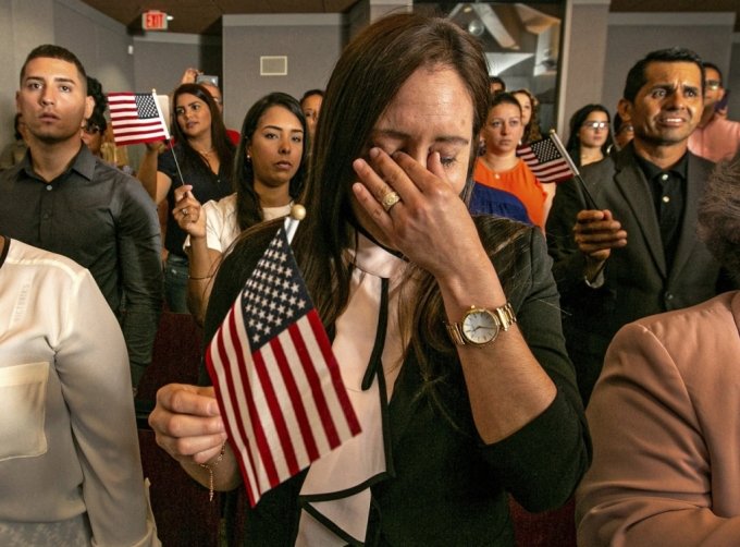 지난해 미국에서 시민권을 취득한 사람이 100만명을 넘어선 것으로 나타났다. 이는 2008년 이후 14년만에 최대 기록이다. 한 이민자가 미국 시민권 선서식에서 감격의 눈물을 흘리고 있다. /ⓒ로이터=뉴스1